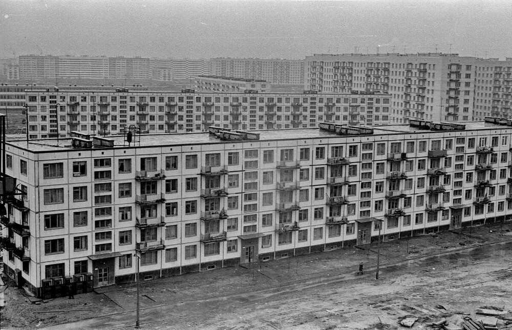 Новые районы Юго-Запада. На снимке улица Солдата Корзуна, а на переднем плане дом номер 5 корпус 3.