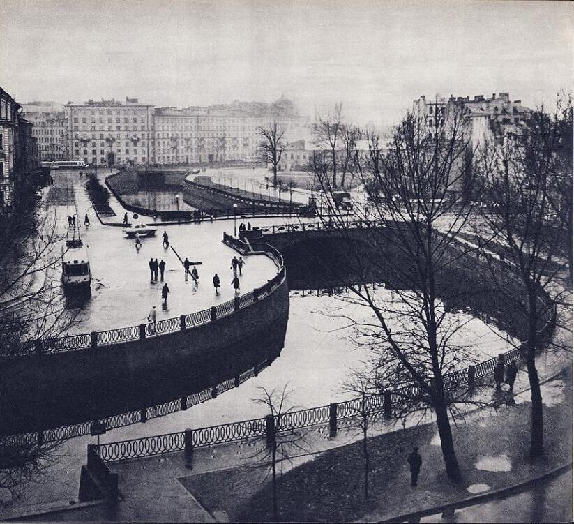 Пятьдесят оттенков серого на черно-белой фотографии реки Карповки, где безошибочно угадывается ленинградская осень.