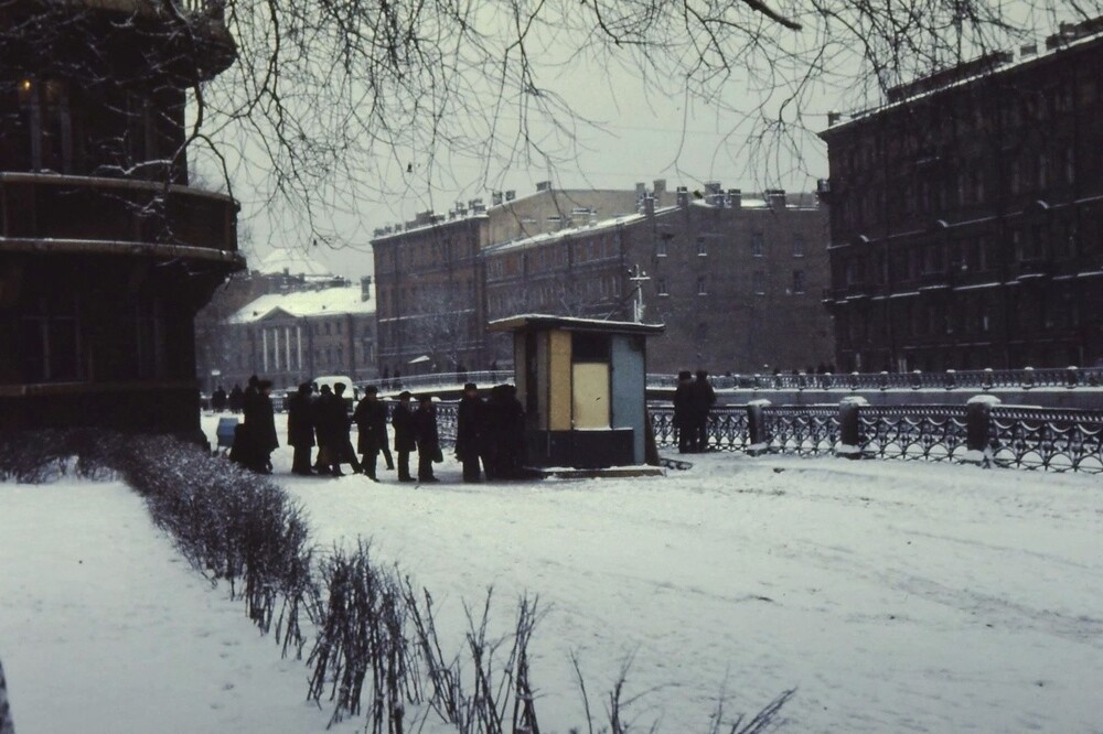 Пивной ларек у ДК Связи на набережной реки Мойки. Даже когда погода не очень - от клиентов нет отбоя.