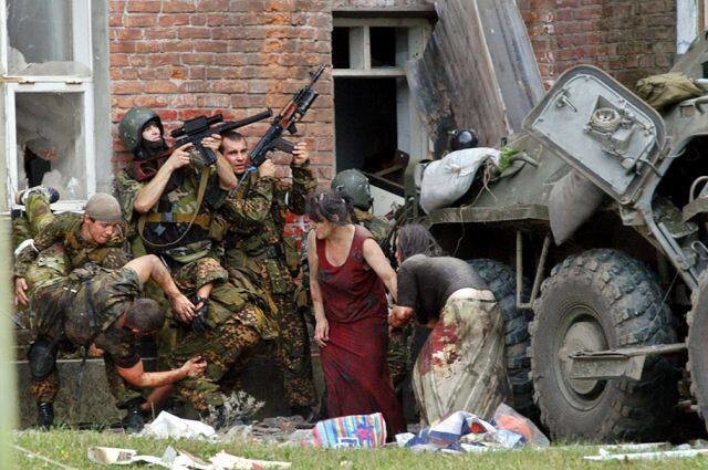 Раненого Бочарова выносят из боя
