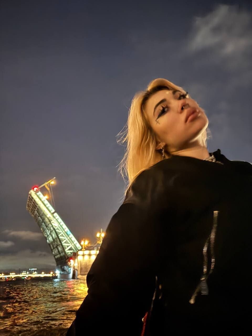 "Выезжайте за мной!": жительница Санкт-Петербурга на камеру сожгла свой паспорт