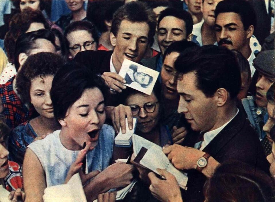Вячеслав Тихонов раздаёт автографы на кинофестивале. Москва. 1961 год.