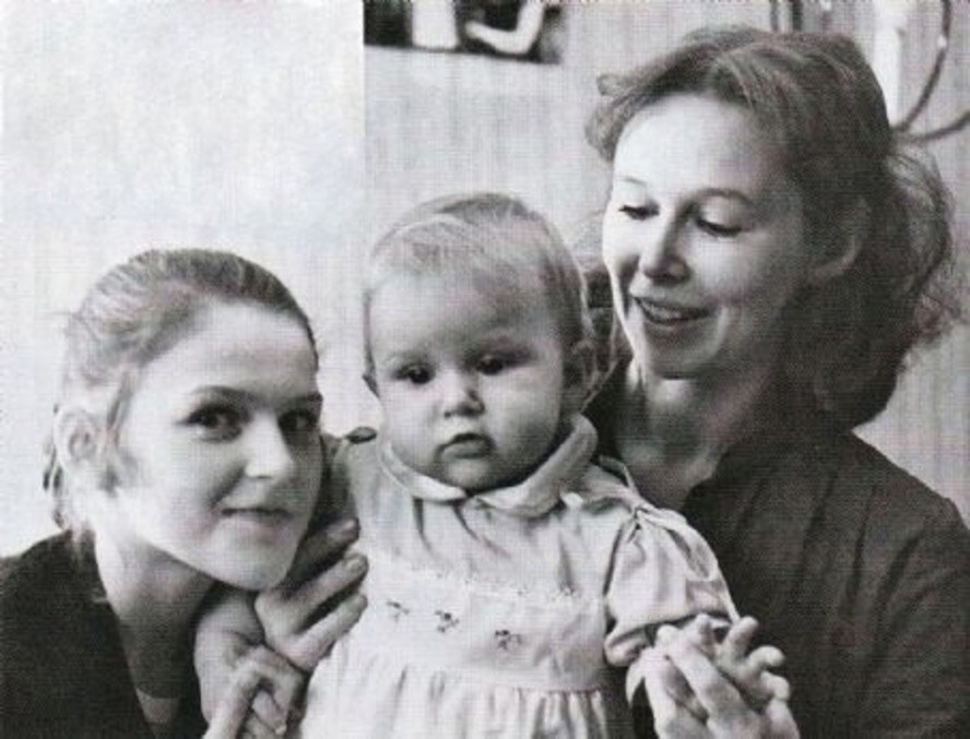Евгения Симонова с дочками Зоей и Машей, 1980-е годы