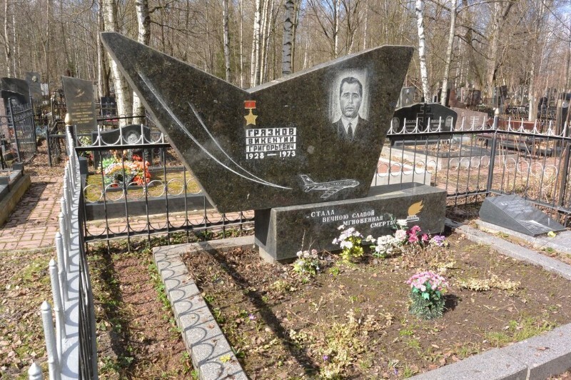 Принял взрыв на себя