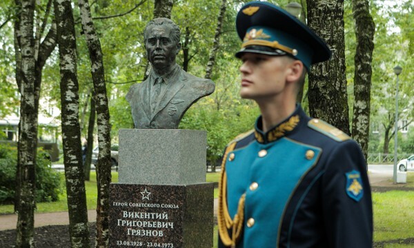 Принял взрыв на себя