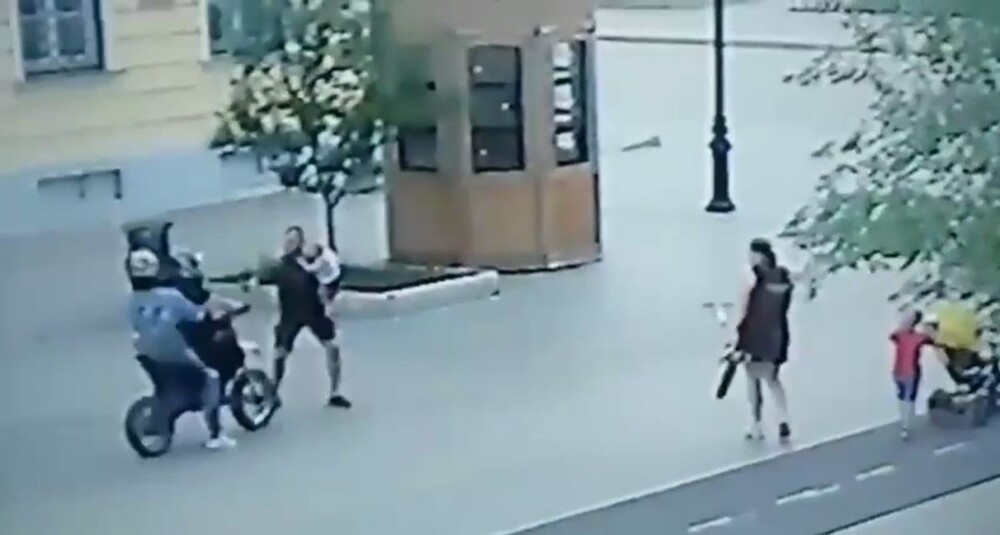 Мужчина с ребёнком на руках попытался остановить питбайк