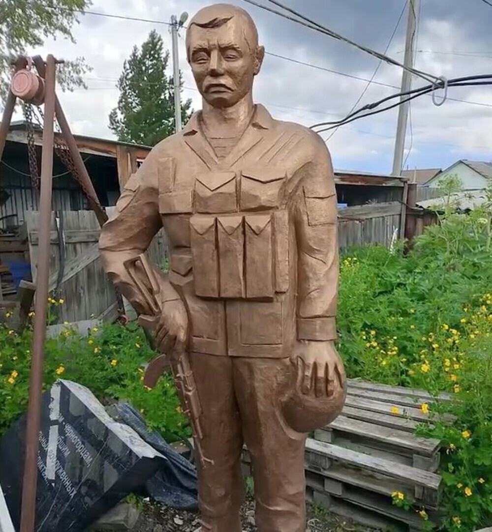 Брат Алёнушки: жители Хакассии пожаловались на «заслуженного» скульптора, представившего памятник участникам локальных конфликтов