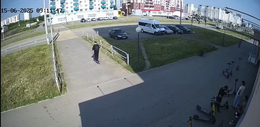 Не успел затормозить: самокатчик в Магнитогорске попал под колеса автомобиля