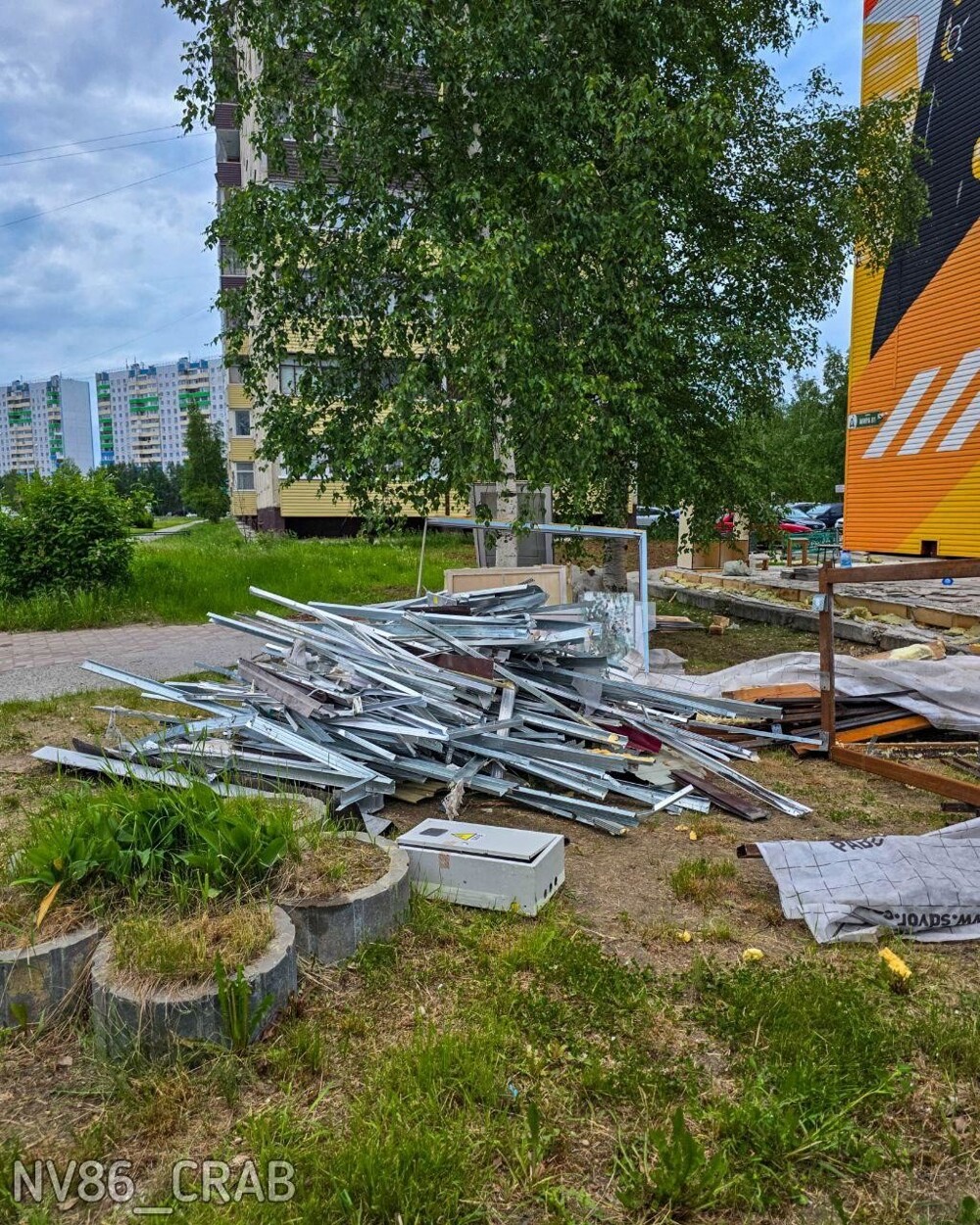 В Нижневартовске депутат добился сноса киоска с шаурмой под домом с изображением ветерана ВОВ