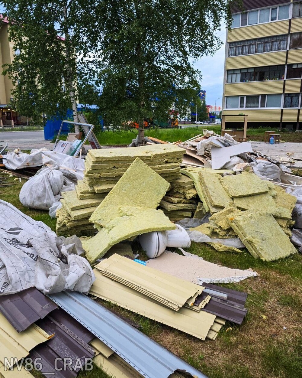 В Нижневартовске депутат добился сноса киоска с шаурмой под домом с изображением ветерана ВОВ
