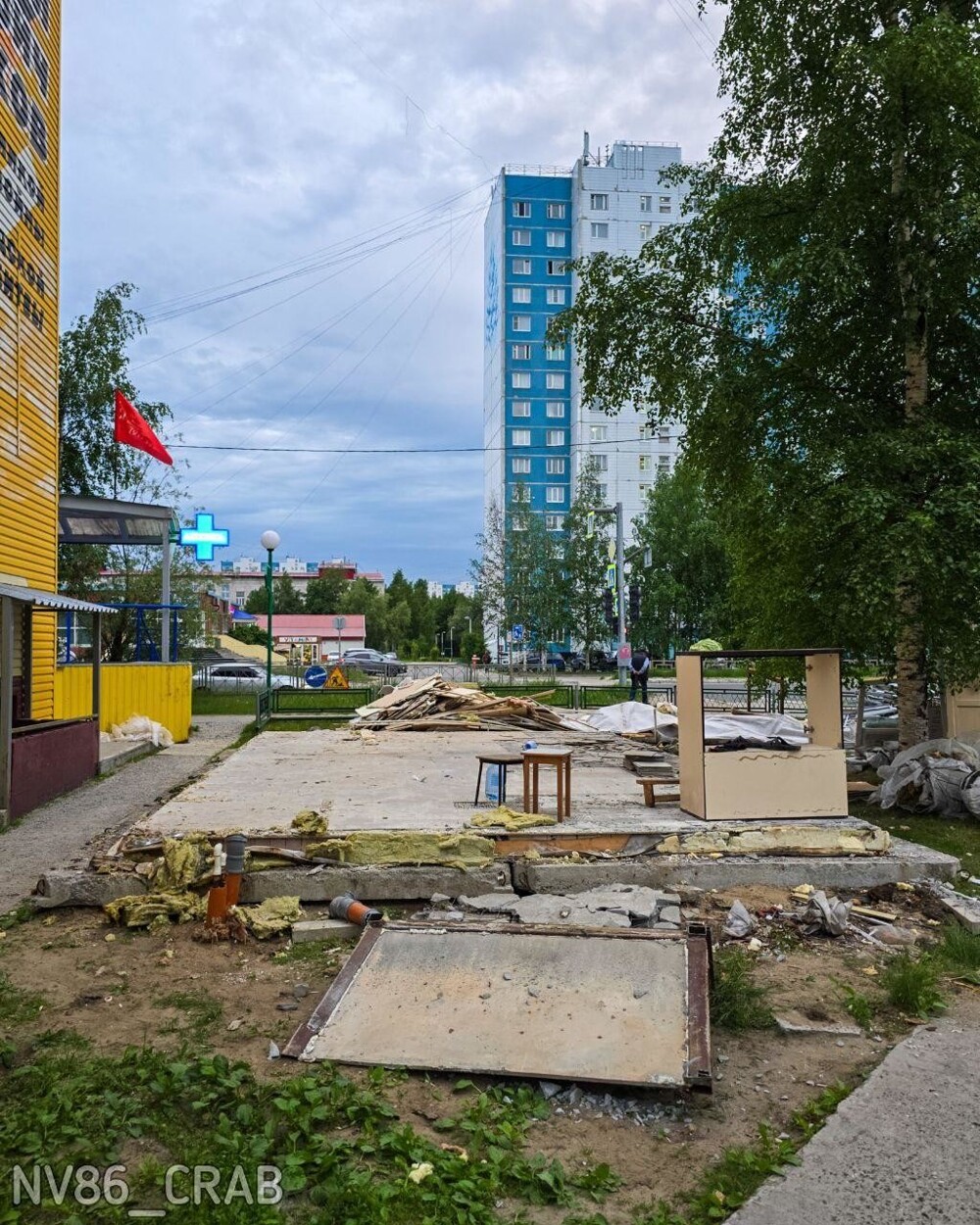 В Нижневартовске депутат добился сноса киоска с шаурмой под домом с изображением ветерана ВОВ