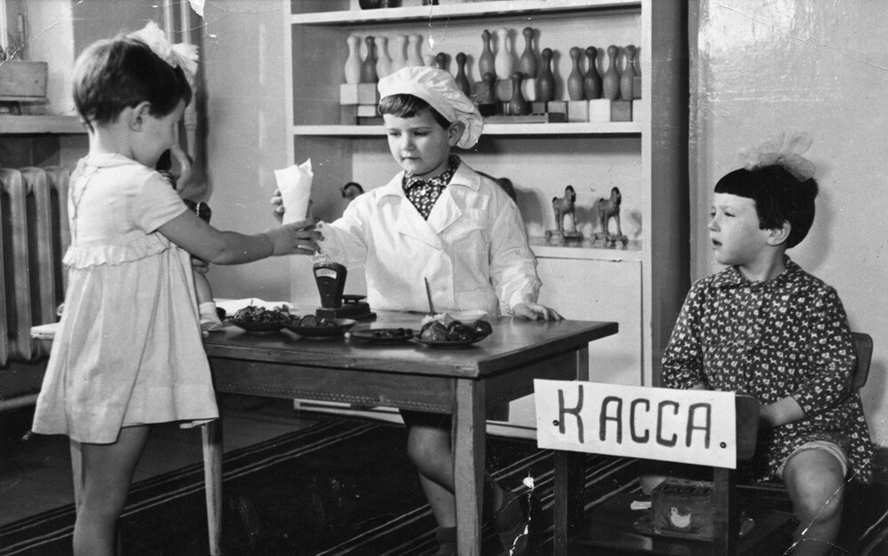 Архив Шарыповых – Афанасьевых. Лена Арендарь в детском саду в роли продавца. Ярославль, 1965 г. Неизвестный автор.
