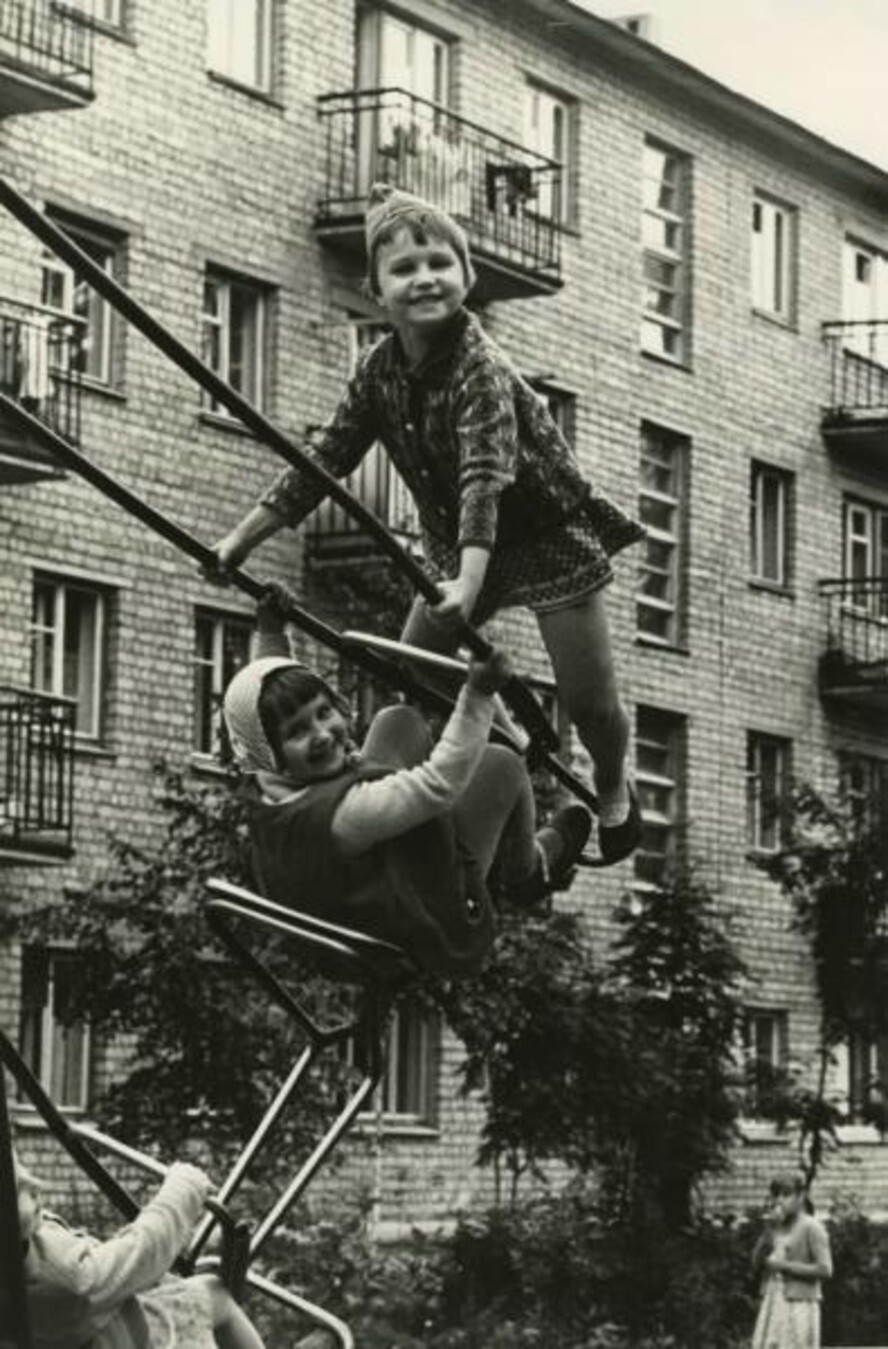 На качелях. 1970–1975 гг. Автор: Всеволод Тарасевич.