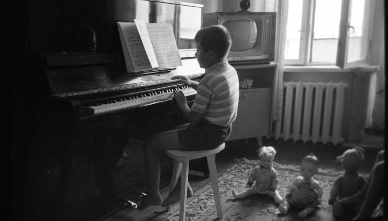 Дети в комнате. Волгоградская обл., г. Волжский, 1967 г. Автор: Всеволод Тарасевич.