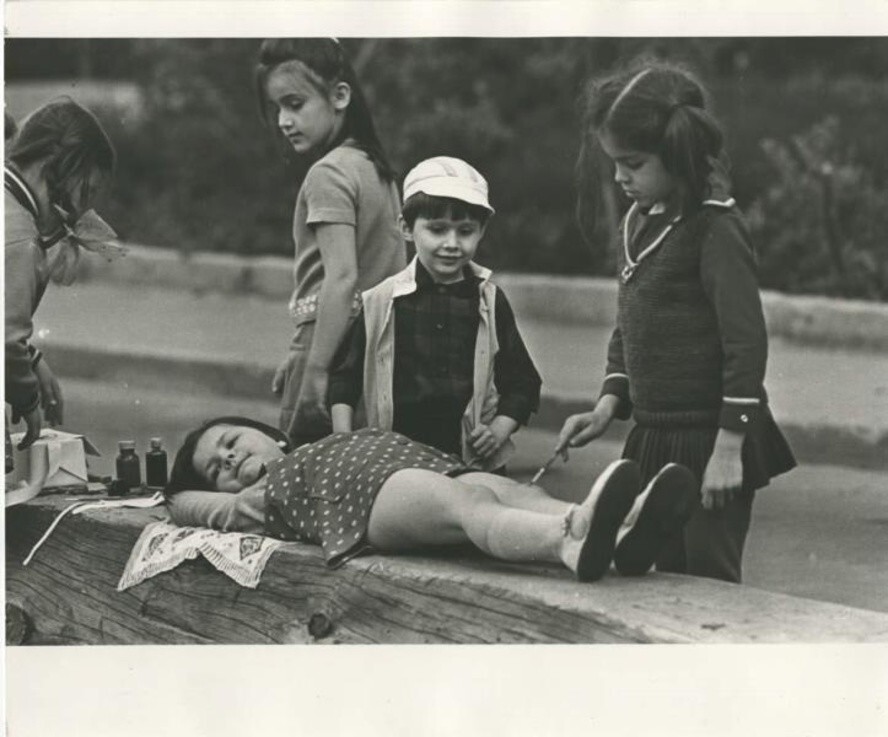 В московском дворике на Аргуновской. 1975 г. Автор: Владимир Лагранж.