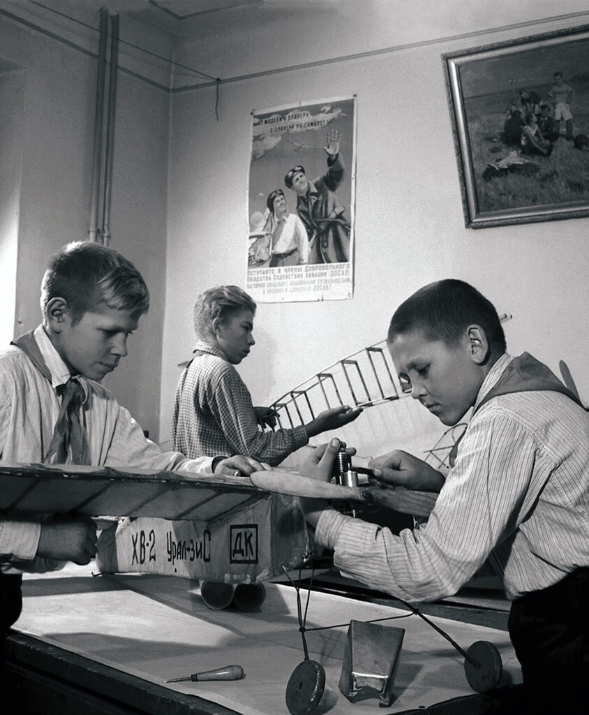 Дворец культуры. Занятия в авиамодельном кружке. 1950-е. Неизвестный автор. Миасс.