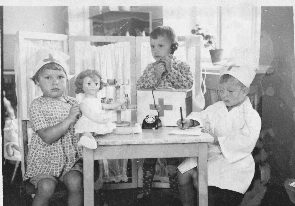«Играем в больницу». Омск, 1969 г. Неизвестный автор