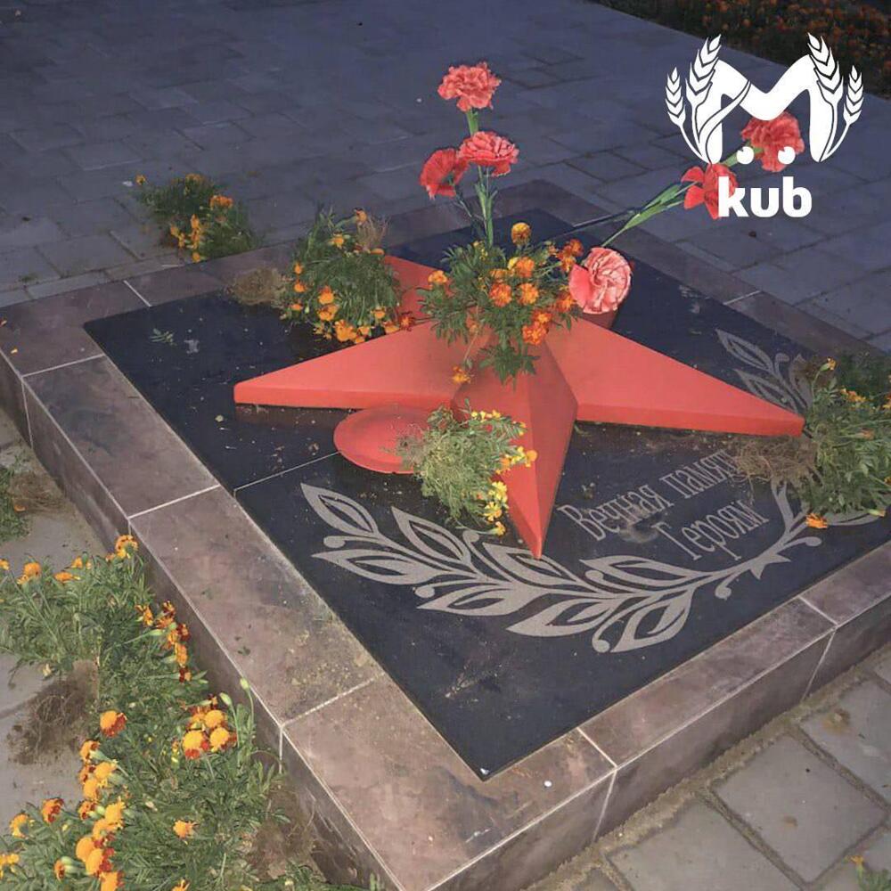 Кубанские подростки закидали памятник воинам ВОВ цветами, но есть нюанс