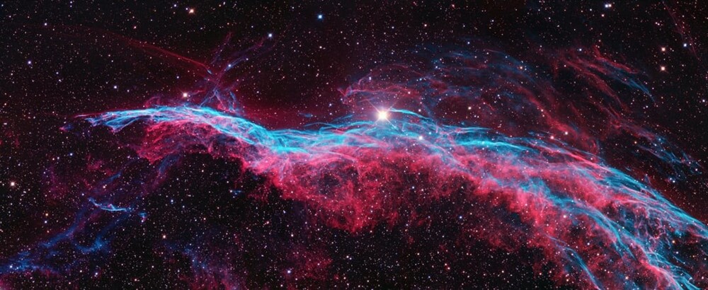 11. Снимок NGC 6960 (туманности Вуаль), сделанный телескопом "Хаббл", - облака разогретого и ионизированного газа и пыли в созвездии Лебедя