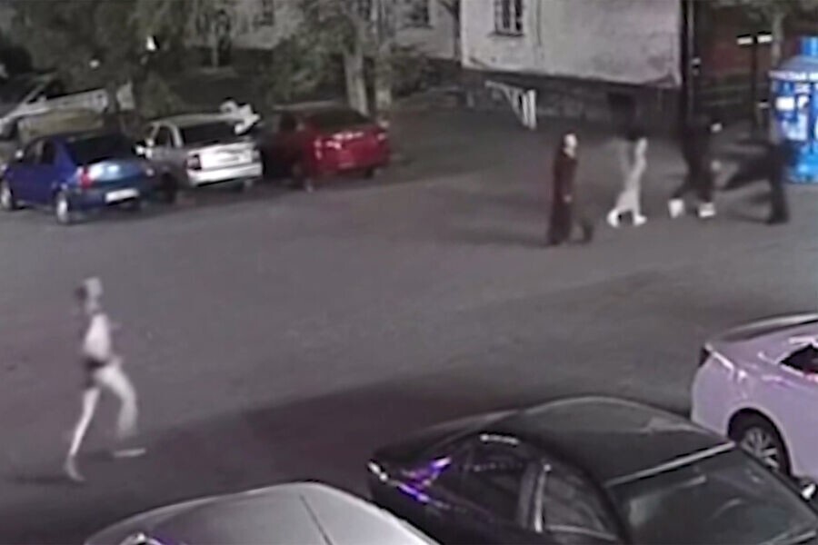В Дагестане мужчина в одних стрингах преследовал девушек на улице
