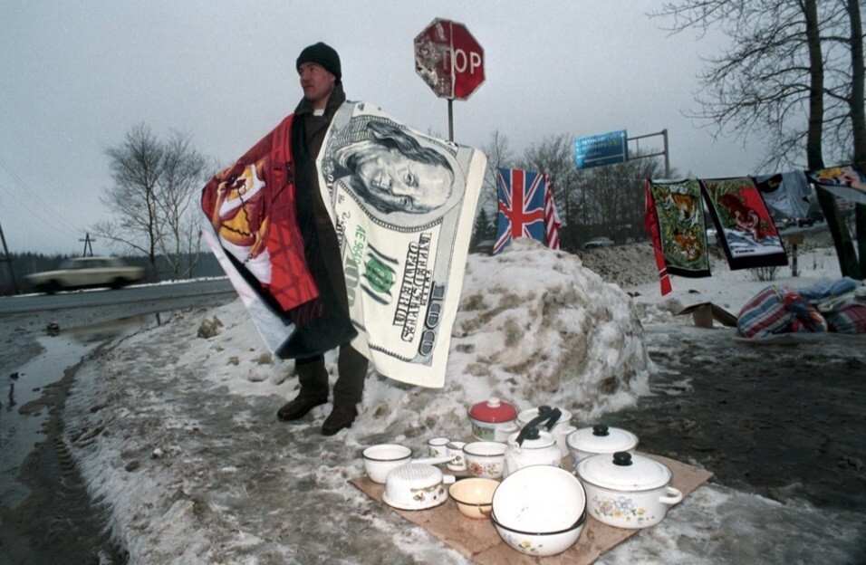 Продавец полотенец на трассе. Россия, 1998 год