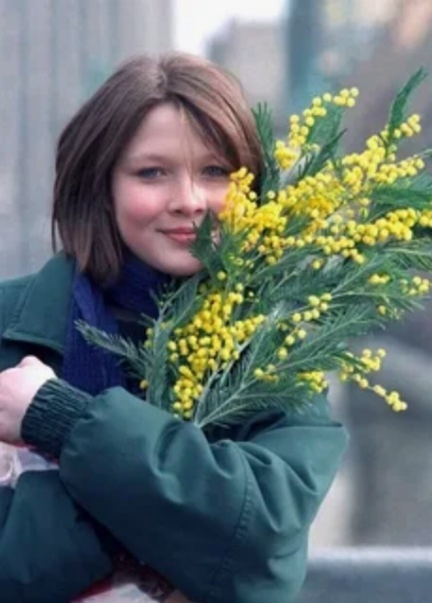 Девушка с букетом, 8 марта 1997 года.
