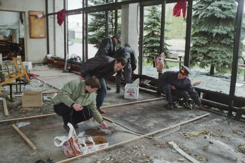 На месте взрыва в здании вокзала города Армавир, 1997 год.