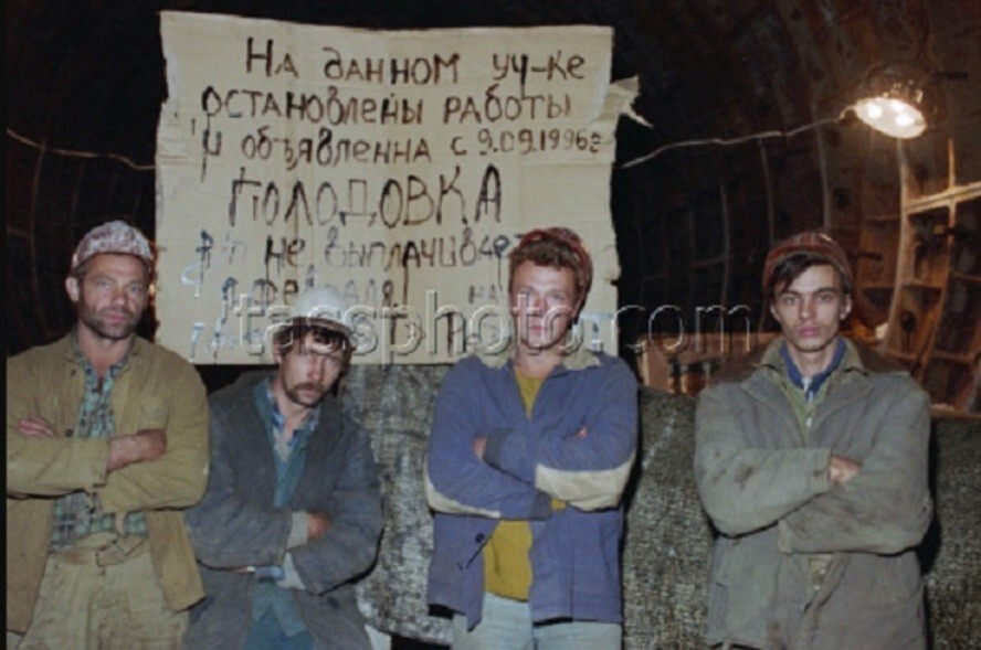 Голодовка проходчиков госпредприятия "Тонот" в Москве, август 1996 год.