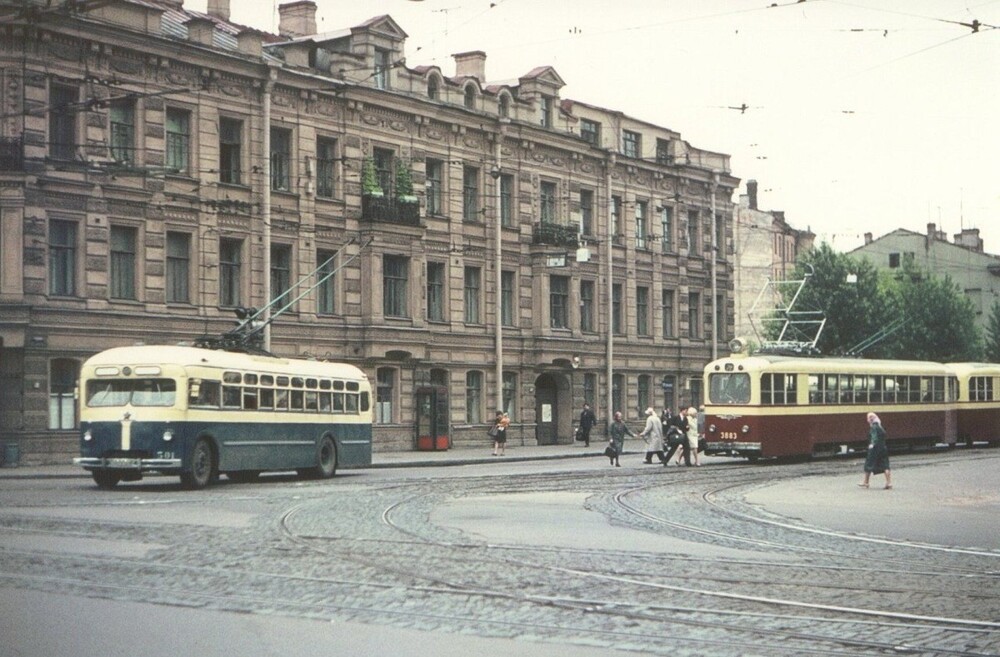 На углу проспекта Москвиной (современный Троицкий проспект) и Лермонтовского проспекта встретились трамвай ЛМ-49 и троллейбус МТБ-82
