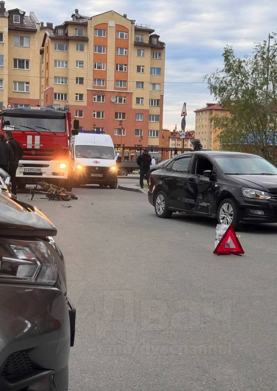 На видео попала «куча мала» из самокатчиков, которые врезались в один автомобиль