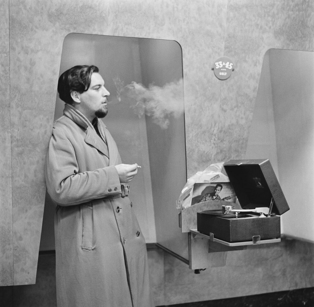 Комната для прослушивания грампластинок в магазине. 1956 год