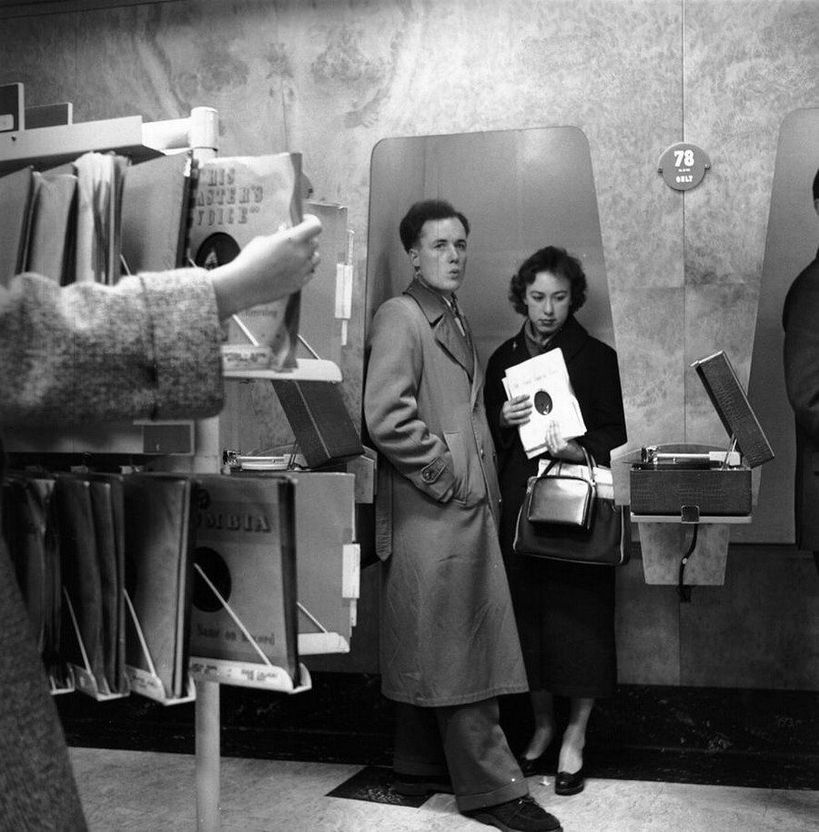 В кабинке для прослушивания пластинок в музыкальном магазине, 1956.