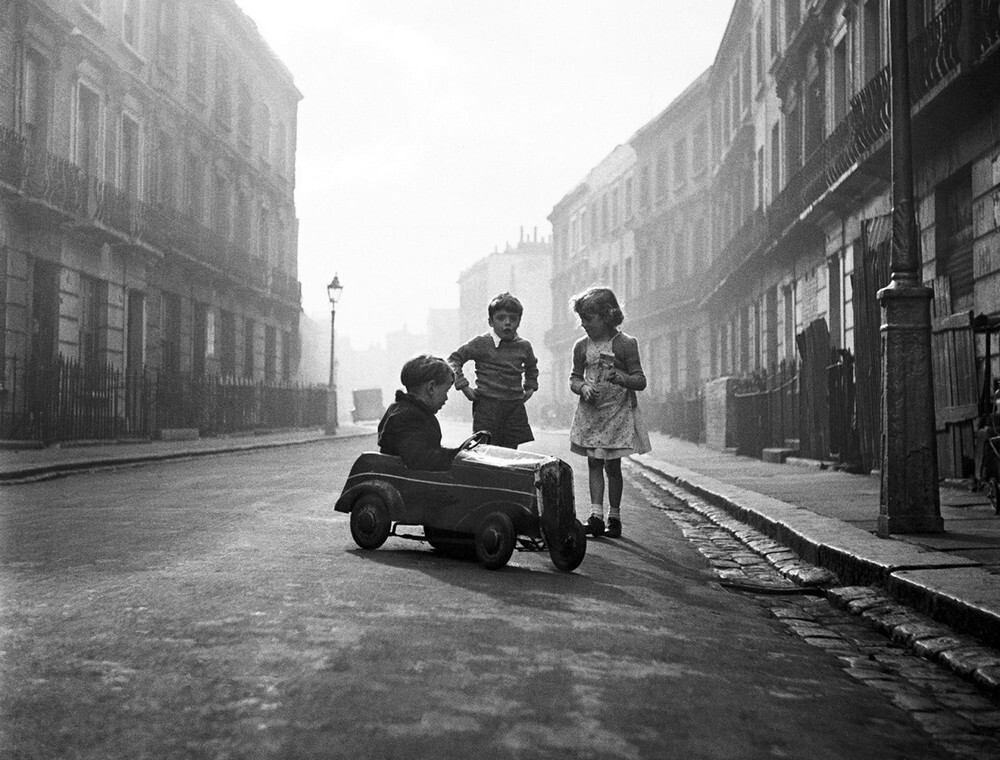 Трио в сумерках, Лондон, 1956.