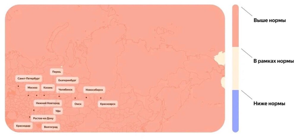 "Аномально жаркое лето": россияне, кутаясь в куртки, припоминают слова синоптиков и постят мемы