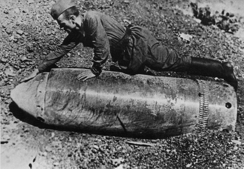 Неразорвавшийся снаряд. Июнь 1942 года. Автор: Виктор Темин. Севастополь.
