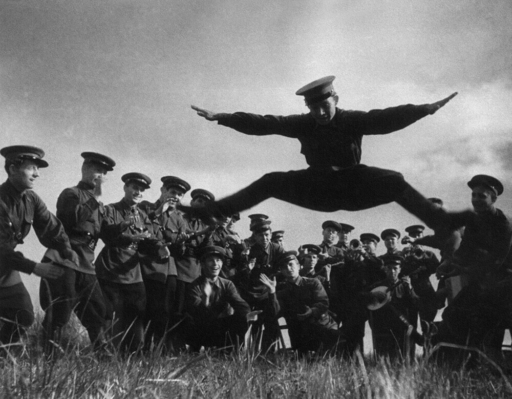 Ансамбль репетирует. Северо-Западный фронт. Июнь – октябрь 1942 года. Автор: Сергей Коршунов.