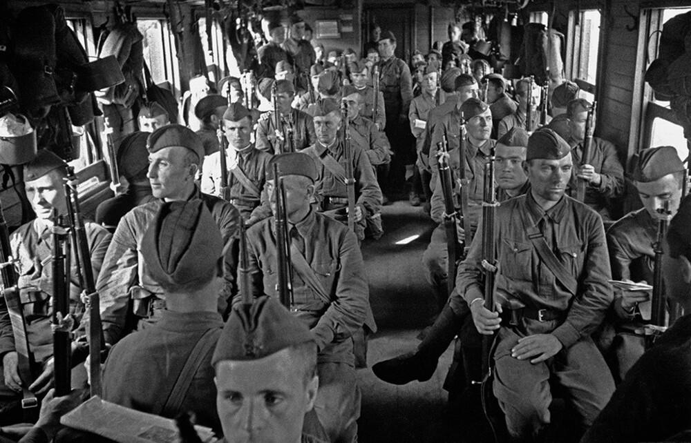 Оборона Москвы. На фронт в вагоне пригородной электрички. Сентябрь 1941 года. Автор: Аркадий Шайхет. Московская область.