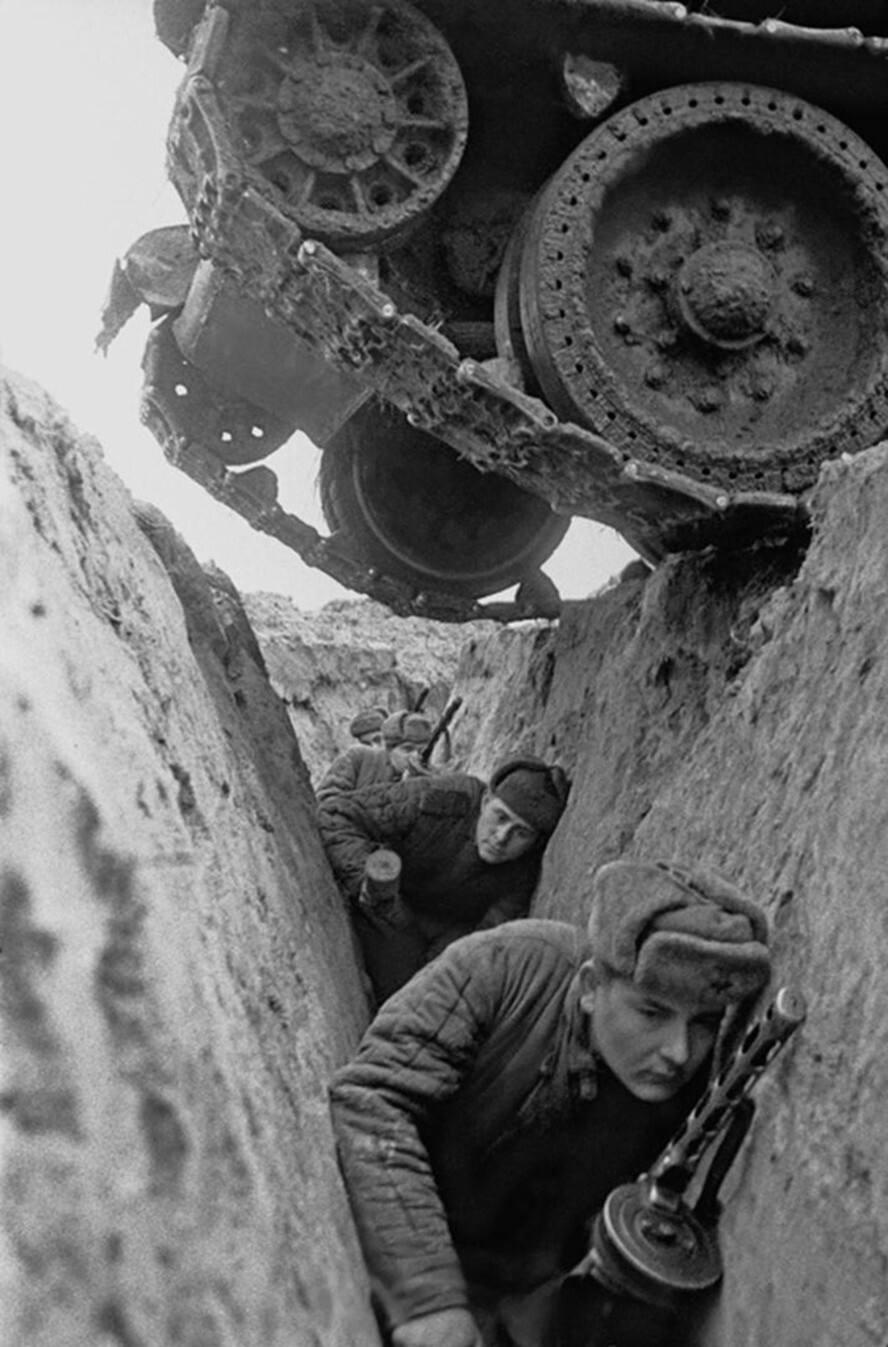 На Курской дуге. Обкатка пехоты танками. Весна 1943 года. Автор: Марк Марков-Гринберг.