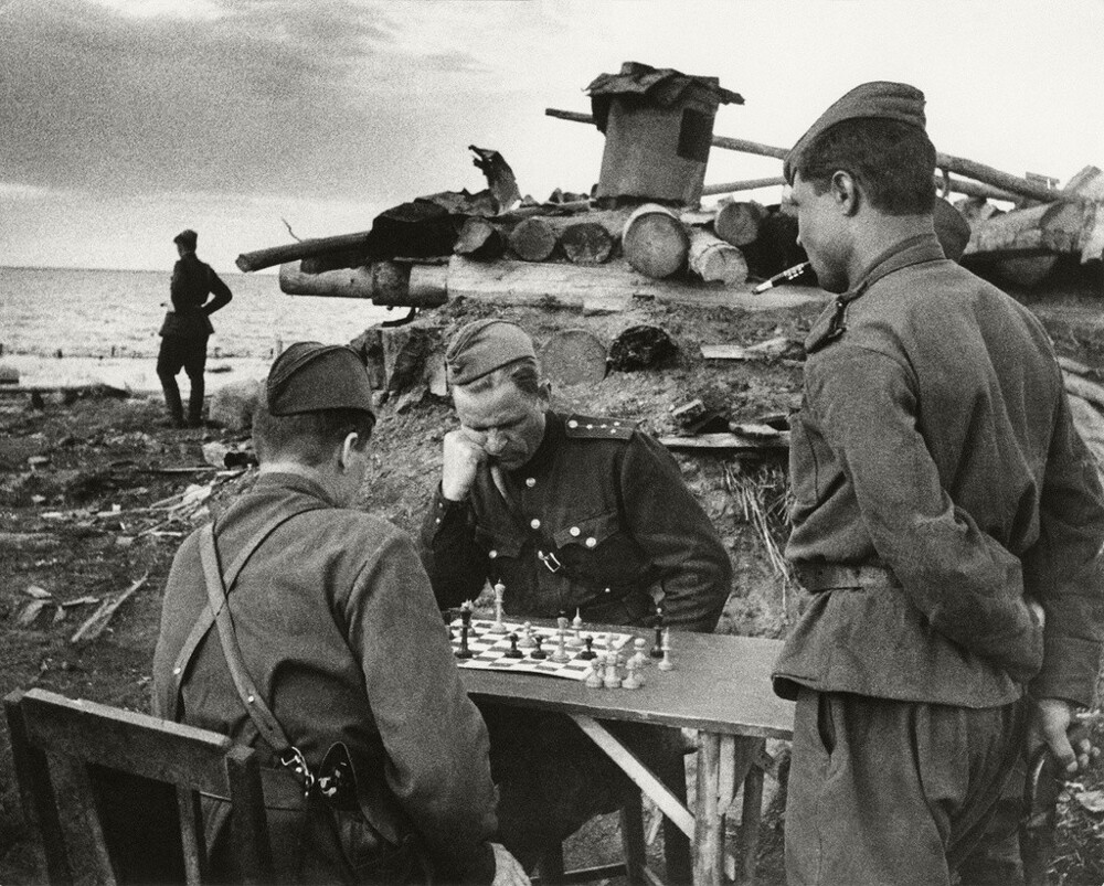 В часы затишья. Апрель – октябрь 1943 года. Автор: Сергей Коршунов.