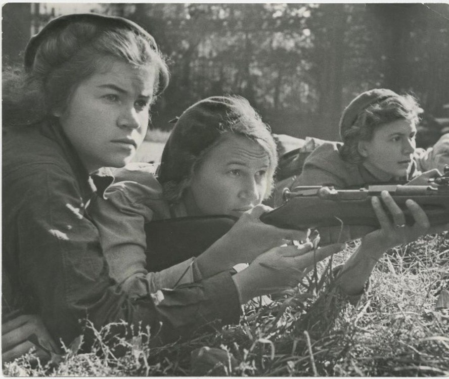 Занятия по боевой подготовке. 1942 год. Автор: Давид Трахтенберг. Ленинград.