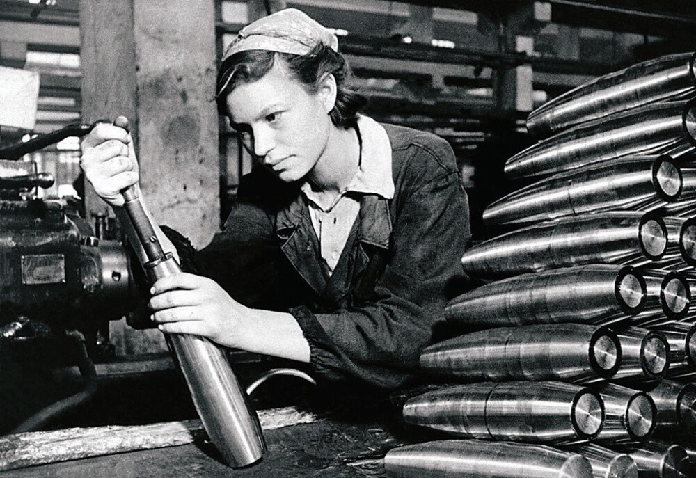 В цехе оборонного завода. Стахановка А. М. Маряшина за работой. 1941–1945 годы. Неизвестный автор. Челябинская область.