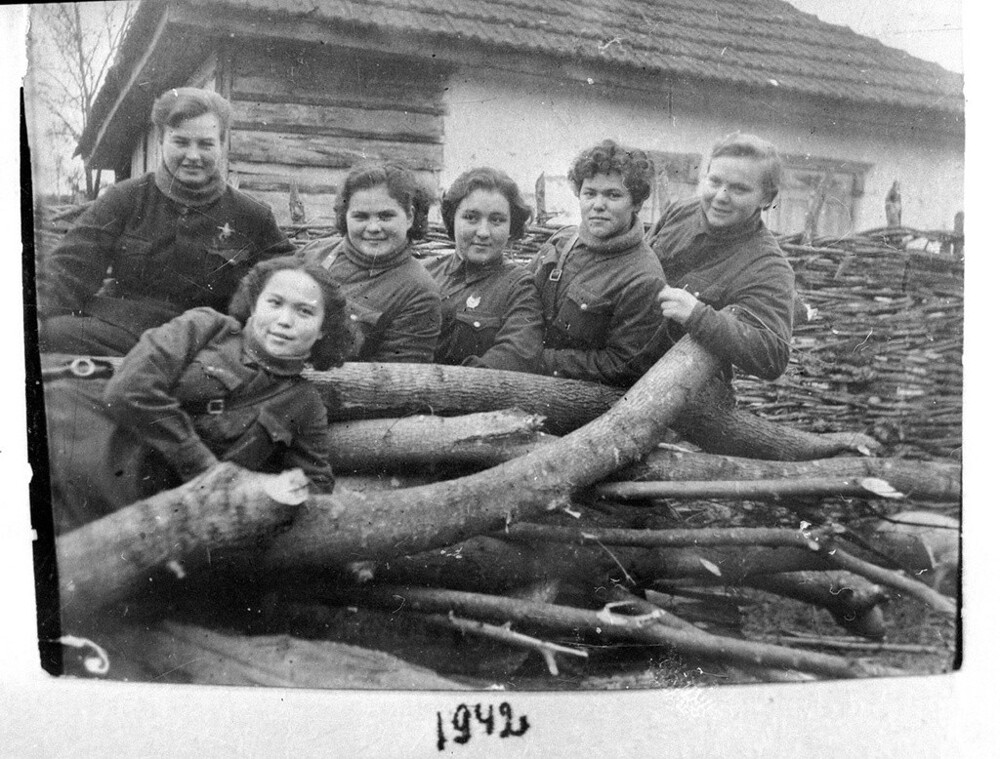 Летчицы 588-го ночного легкобомбардировочного авиационного полка. 1942 год. Автор: Евгений Халдей. Станица Ассиновская