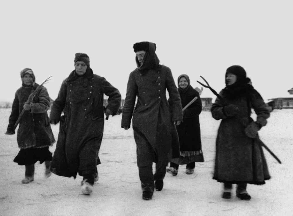 Женщины конвоируют пленных фашистов. Разгром немцев под Москвой. 1942 год. Автор: Виктор Темин.