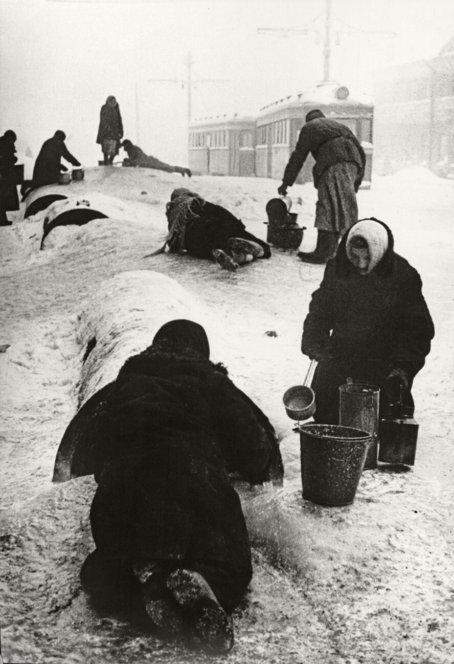 Блокадный водопровод на Звенигородской улице. 1942 год. Автор: Всеволод Тарасевич. Ленинград.