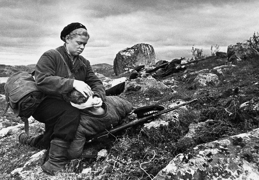Медсестра Нина Буракова перевязывает раненного в бою солдата. 1942 год. Автор: Евгений Халдей. Полуостров Рыбачий.