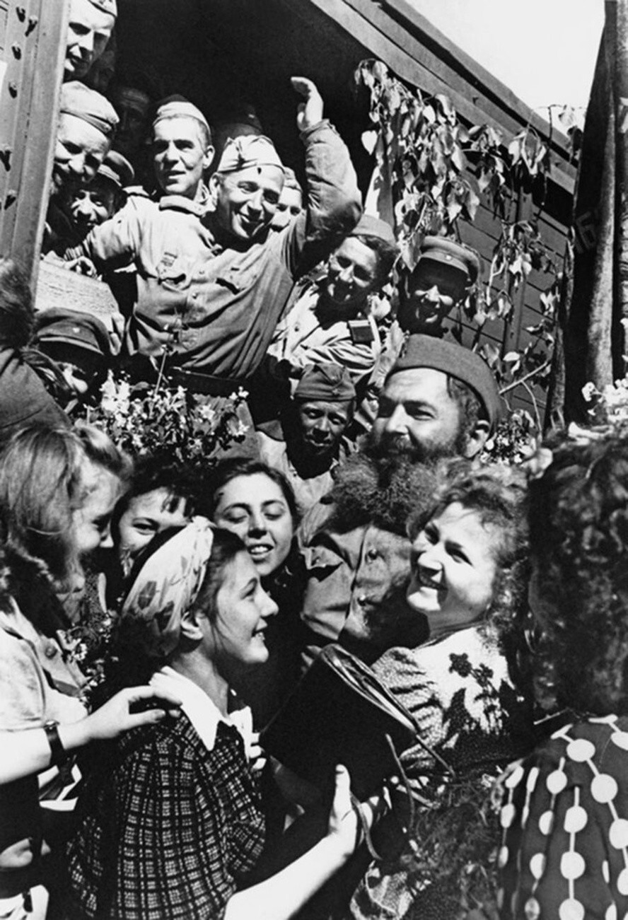 Возвращение победителей. 21 июля 1945 года. Автор: Николай Ситников. Москва.