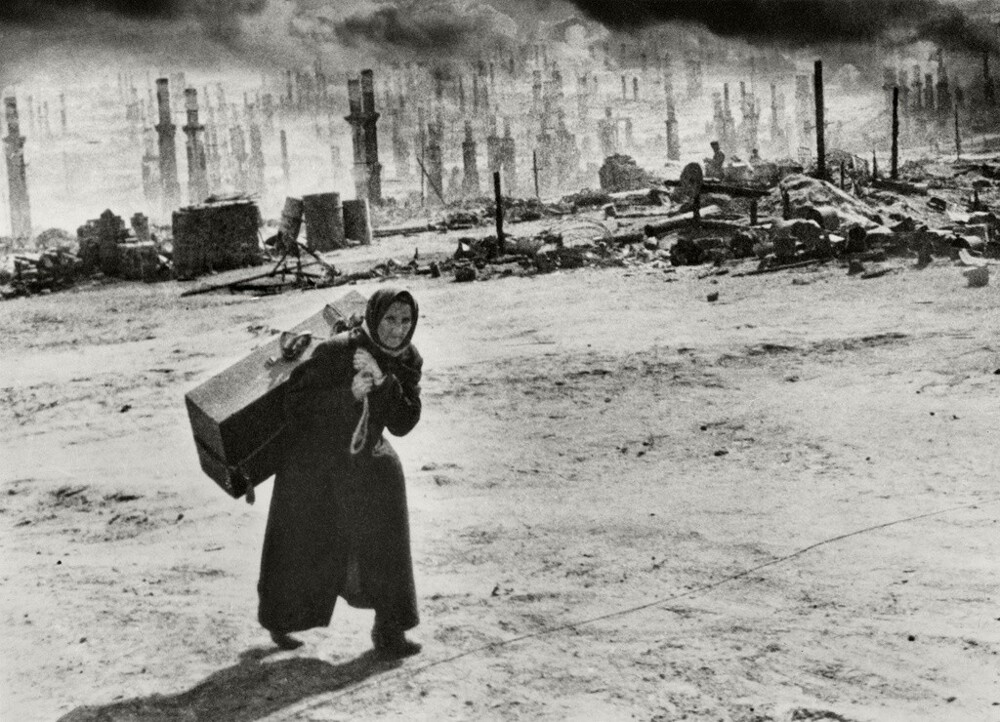 «Исход». После налета немецкой авиации. Июнь 1942 года. Автор: Евгений Халдей. Мурманск.