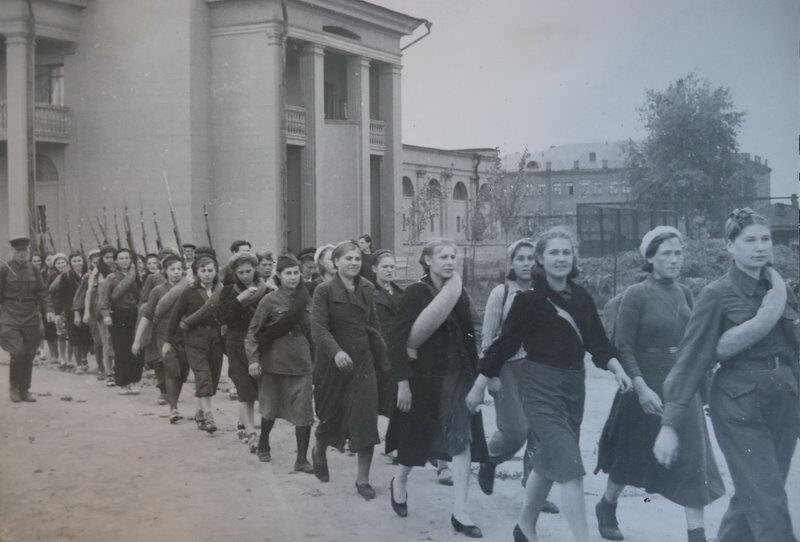 Бойцы всевобуча идут по улицам Москвы. 1941 год. Автор: Иван Шагин.
