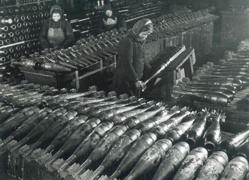 «Делают мины для фронта». 1941 год. Автор: Иван Шагин. Москва.
