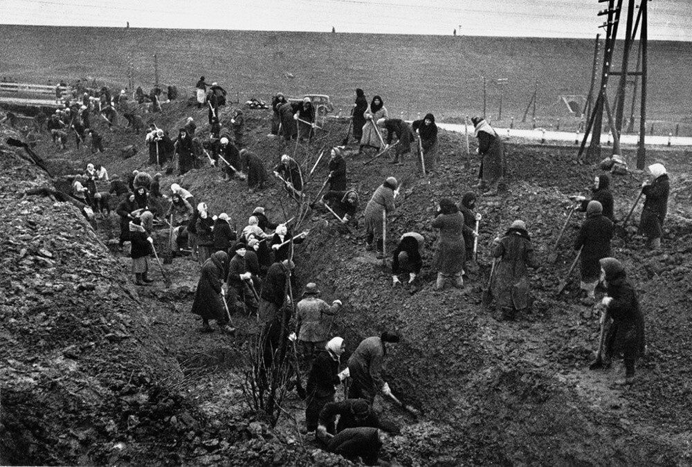 Рытье противотанковых рвов под Москвой. Сентябрь – октябрь 1941 года. Автор: Дмитрий Бальтерманц.